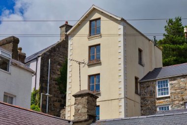 Barmouth 'taki dağlarda çok güzel bir bina. Galler, İngiltere.