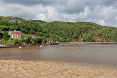 Barmouth 'un en güzel manzarası olan Galler' in, İngiltere 'nin kuzeyindeki deniz kıyısında bir sahil.