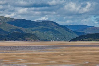 Barmouth, Gwynedd- Wales, Büyük Britanya 'da arka planında büyük bir nehir olan güzel bir deniz manzarası.