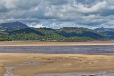 Barmouth, Gwynedd- Wales, İngiltere 'deki güzel kumlu kıyıların dikey görüntüsü.