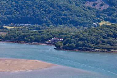 Sabahları güzel sahil manzaralı nehir ve Barmouth, Gwynedd- Wales - Büyük Britanya 'daki bazı evler.