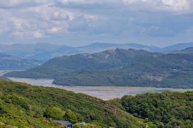 Nehir vadisi Barmouth 'taki dağlarda Gwynedd- Galler- Büyük Britanya