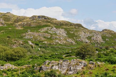 Barmouth, Gwynedd- Wales, Büyük Britanya 'da dağlarla ve mavi gökyüzüyle güzel bir manzara.