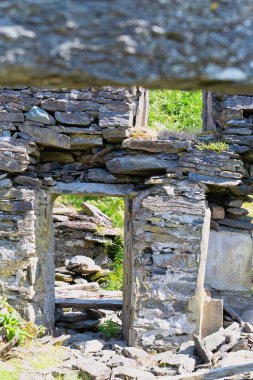 Barmouth, Gwynedd- Wales, İngiltere 'deki dağlarda çatısı olan eski bir taş yıkıntısı ev.