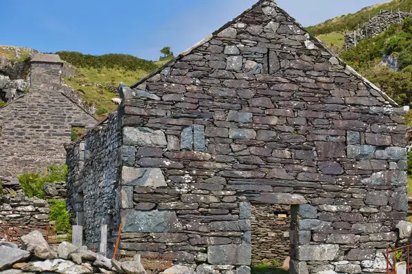 Barmouth, Galler ve İngiltere 'deki dağlarda terk edilmiş eski bir ev.