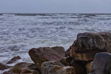 Dalgalar Tal-y-bont 'ta sahile çarpıyor - Gwynedd - Galler - İngiltere