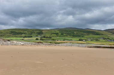 Tal-y-bont - Gwynedd - Galler 'deki dağların üzerinden gelen sahil ve fırtına manzarası