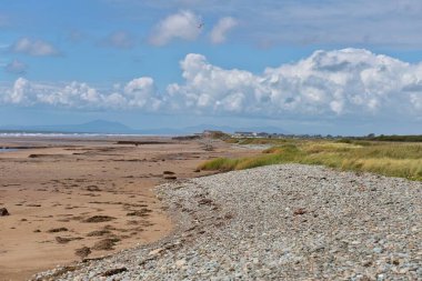 Büyük beyaz bulutlu güzel bir sahil manzarası ve Tal-y-bont sahilinde beyaz bulutlu mavi bir gökyüzü Gwynedd - Galler - Büyük Britanya