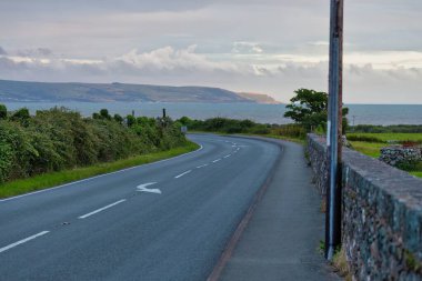 Tal-y-bont 'ta yol ve deniz - Gwynedd - Galler - İngiltere