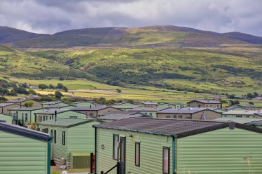 Tal-y-bont 'taki mobil evler ve dağlar - Gwynedd - Galler - İngiltere