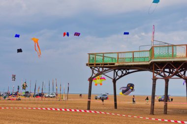 Saint Anne 's-Blackpool' da deniz kenarında şemsiyeli plaj, Kuzey Batı İngiltere
