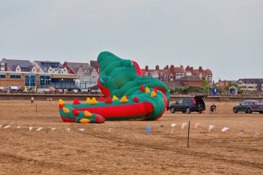 Saint Anne 's-Blackpool' da yerde büyük kırmızı bir balon var.