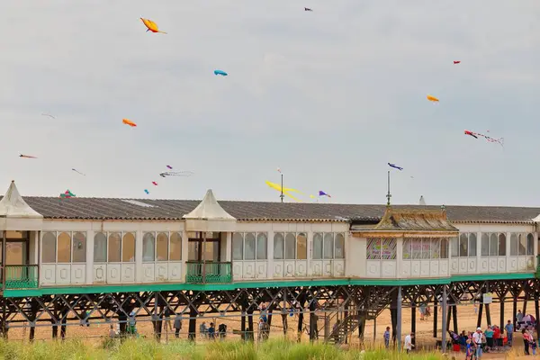 Saint Anne 's-Blackpool' daki eski ahşap rıhtımda arazi işçisi...