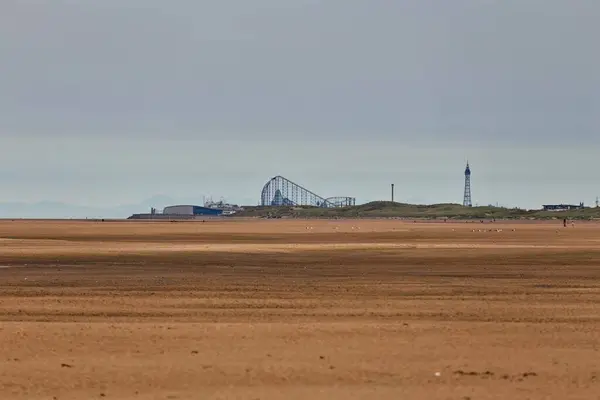 Sahil ve deniz manzarası Saint Anne 's-Blackpool-Lancashire' ın arka planında.