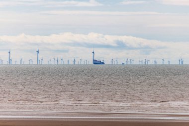 Deniz ve kumsal Formby 'de güzel bir gökyüzü ve gemi - Southport - Kuzey Batı - Büyük Britanya