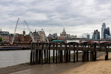 Londra 'daki nehir kıyısından Londra ufuk çizgisi manzarası - İngiltere