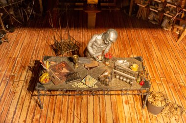 Mumlu eski ahşap masa - Müzede minyatür