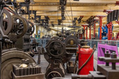 Bradford Sanayi Müzesi 'ndeki fabrikada endüstriyel makineler - Bradford - Batı Yorkshire - Büyük Britanya