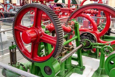 Bradford Sanayi Müzesi 'nde tekerlekleri ve motoru olan klasik buhar makinesi - Bradford - Batı Yorkshire - Büyük Britanya