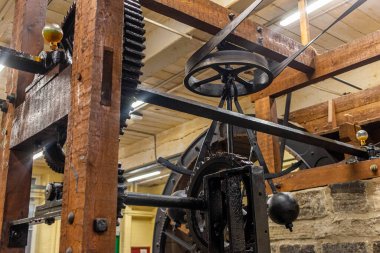 Bradford Endüstri Müzesi 'ndeki eski ahşap ve metal makine - Bradford - Batı Yorkshire - Büyük Britanya