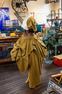 Bradford Endüstri Müzesi 'nde dikiş makinesinin yanında bir elbise - Bradford - Batı Yorkshire - Büyük Britanya