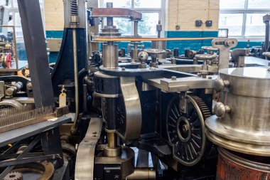 Çok sayıda mekanik parçaya sahip eski mekanik makine. Bradford Endüstri Müzesi - Bradford - Batı Yorkshire - Büyük Britanya