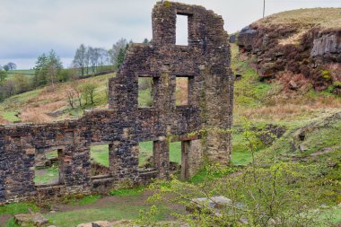 Cheesden Vadisi 'ndeki kereste fabrikasının eski taş kalıntıları Rochdale, Manchester, Lancashire, İngiltere
