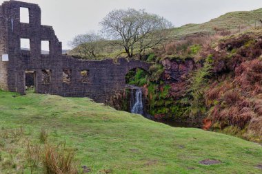 Eski terk edilmiş ev, Cheesden Valley 'deki kereste fabrikası - Rochdale - Büyük Manchester - Lancashire - İngiltere