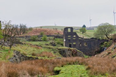 Cheesden Vadisi 'ndeki eski terk edilmiş değirmenin kalıntıları Rochdale - Büyük Manchester - Lancashire