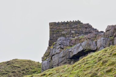 Cheesden Vadisi 'nde güneşli bir günde kayalıkların tepesinde Rochdale - Büyük Manchester - Lancashire - İngiltere