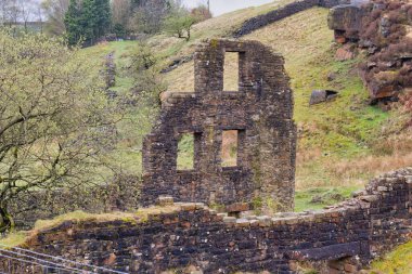 Cheesden Vadisi 'ndeki eski taş kalıntıları Rochdale-Manchester-Lancashire-İngiltere