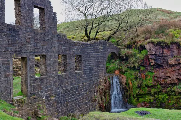 Güzel eski bina - Cheesden Valley 'deki yakut kereste fabrikası - Rochdale - Büyük Manchester - Lancashire - Birleşik Krallık