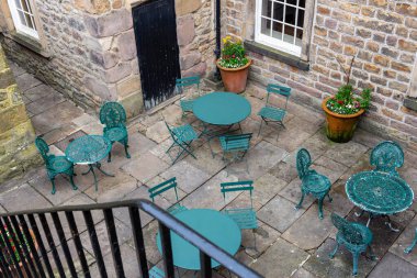 Lancaster 'da terası ve masası olan bir kafe manzarası - Lancashire - Kuzey Batı - İngiltere