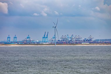 Hoek van Holland - Rotterdam - Hollanda 'da elektrik santrali bulunan deniz ve rüzgar türbini manzarası