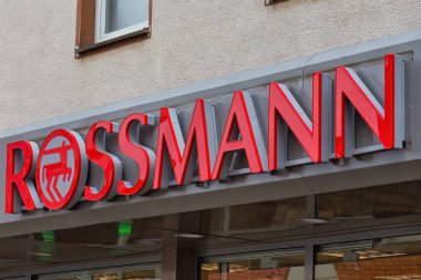 Rossmann 'ın büyük logosu Soest - Kuzey Ren-Vestfalya - Avrupa Birliği