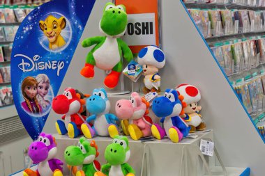 Bir rafta, Kuzey Ren-Vestfalya - Almanya - Avrupa Birliği 'nden Nintendo' dan bir sürü farklı oyuncak var.