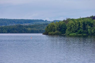 Mhnesee 'deki güzel göl manzarası Kuzey Ren-Vestfalya - Almanya - Avrupa Birliği