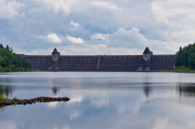 Mhnesee Barajı 'nın önü - Kuzey Ren-Vestfalya - Almanya - Avrupa Birliği