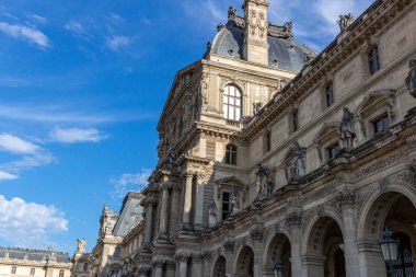 Paris, Louvre Müzesi 'nin tarihi binasının cephesi - Paris - Fransa - Avrupa Birliği