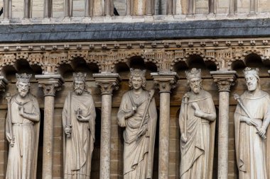 Notre Dame Katedrali 'ndeki dekorasyon ve heykeller - Paris - Fransa - Avrupa Birliği