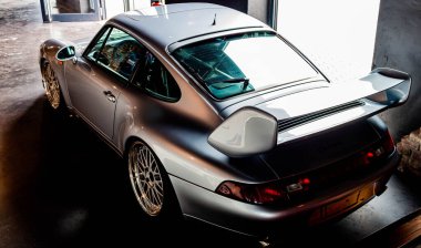 Araba yola park edilmiş.