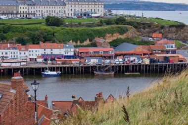 Şehir manzarası ve Whitby 'deki rıhtımlar - Kuzey Yorkshire - Birleşik Krallık