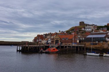 Denizin güzel kıyıları ve Whitby 'deki eski kasaba - Kuzey Yorkshire - Birleşik Krallık
