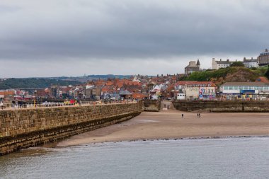 Whitby 'de rıhtımı olan güzel şehir ve sahil - Kuzey Yorkshire - Birleşik Krallık