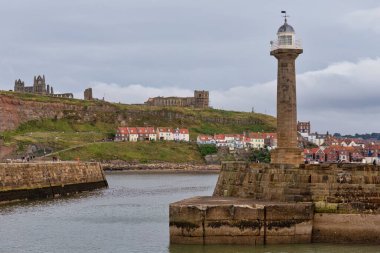 Whitby 'deki eski şehir ve deniz fenerinin güzel bir görüntüsü - Kuzey Yorkshire - Birleşik Krallık