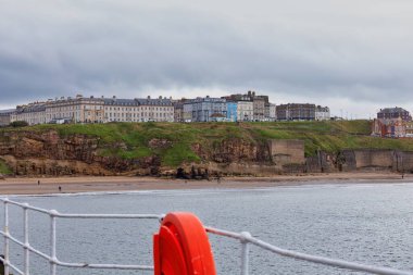 Deniz plajı ve Whitby 'deki eski kasaba - Kuzey Yorkshire - Birleşik Krallık