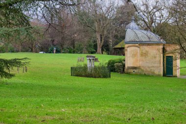 Bath - Somerset - Birleşik Krallık 'taki güzel bir parkın güzel bir görüntüsü.