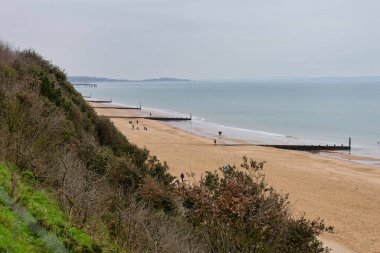 Bournemouth 'daki sahil ve kayalıklarda Dorset - Birleşik Krallık