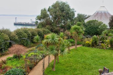 Bournemouth 'taki Russell Cotes Sanat Galerisi ve Müzesi' nde ağaçları olan bir bahçe manzarası - Dorset-Birleşik Krallık