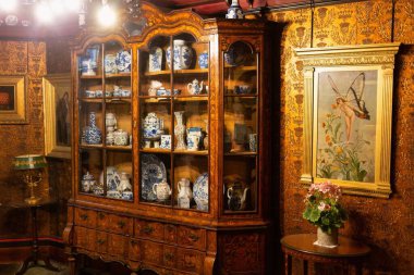 Bournemouth 'taki Russell Cotes Sanat Galerisi ve Müzesi' nde bulunan eski ahşap binanın içi.